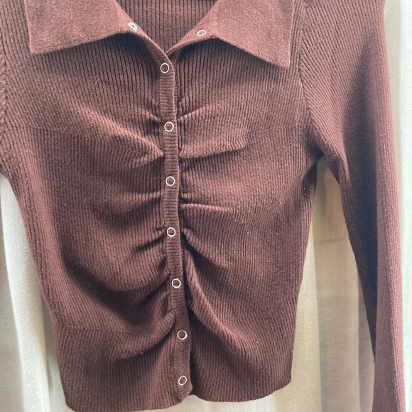 LA Hearts Ribbed Collared‎ Button Front Ruched Cropped Sweater Top Burgundy M - Picture 4 of 7